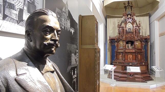 Eine Arthur-Junghans-Büste steht im Schramberger Stadtmuseum in Blickweite der Kunstuhr, die er 1896 in Auftrag gegeben hat.