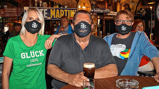 „Abstand, beim Foto? – Nee, natürlich itt!“ Galgenwirt Michael Jeckel (Mitte), CDU-Politiker und Fasnetsbüttenredner, ...