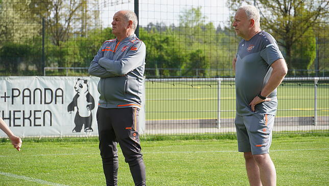 Mit geschärftem und kritischem Blick beobachten Trainer Ewald Schmid (links) und Organisator Thomas Engel das Spielgeschehen.