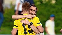 Trainer Markus Schoch freut sich mit Kai Rettig über den Öhninger Sieg.