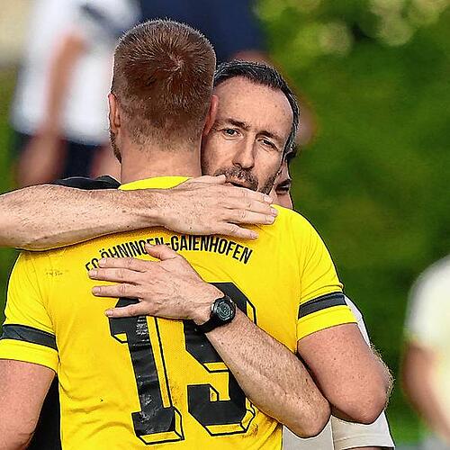 Trainer Markus Schoch freut sich mit Kai Rettig über den Öhninger Sieg.