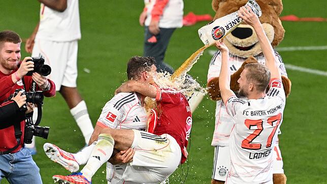 Feierlaune nach der Meisterschaft: Heidenheims Trainer Schmidt glaubt nicht, dass die Ibiza-Reise des FC Bayern für eine ...
