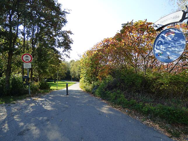 Der Weg zur Tennishalle, Jugendraum und Skaterplatz. Dieser ist eigentlich nur für Fußgänger freigegeben, wird aber von Unbefugten ...