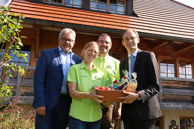 Unmrahmte Gastgeber: Carolin und Ansgar Barth mit Tourismusminister Guido Wolf (links) und Bürgermeister Micha Bächle mit dem ...