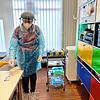 Christina Meyer, Mitarbeiterin der Sonnenapotheke, bereitet einen Corona-Schnelltest vor. Das Testergebnis liegt nach etwa 15 bis 20 ...