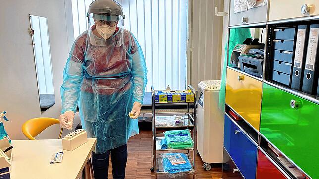 Christina Meyer, Mitarbeiterin der Sonnenapotheke, bereitet einen Corona-Schnelltest vor. Das Testergebnis liegt nach etwa 15 bis 20 ...