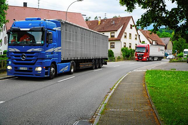 Lastwagen fahren durch Tengen-Beuren. Wenn zwei LkWs auf der Bundesstraße aneinander vorbei rauschen, beginnt das Gerschirr in so ...