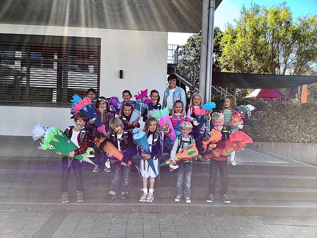 Schauen am Tag ihrer Einschulung in der Sernatingenschule in Bodman-Ludwigshafen gut gelaunt in die Kamera: die Schüler der Klasse 1b ...