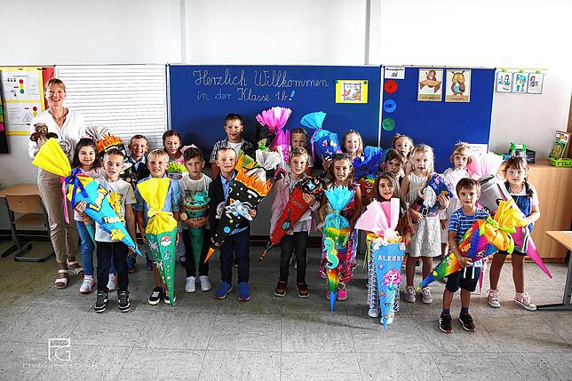 Die Klasse 1b der Grundschule Beuren an der Aach mit ihrer Klassenlehrerin Yvonne Englert bei der Einschulungsfeier.