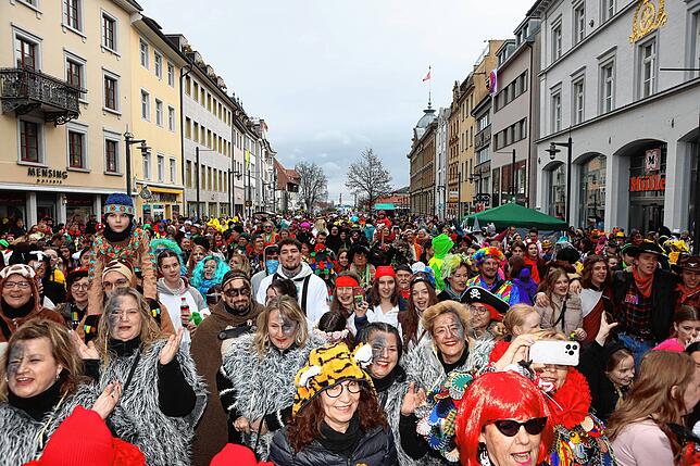 Bild 2: Schmotziger Dunschtig 2024: Mäschgerle aller Generationen feiern auf der Marktstätte