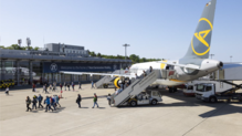 Passagiere verlassen am Bodensee-Airport eine Condor-Maschine. Ab Mai steuert die Fluggesellschaft von hier aus wieder regelmäßig ...