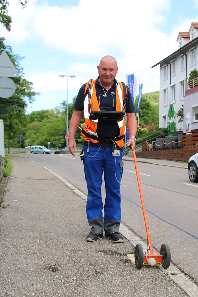 Alfred Söhrich, Servicetechniker bei Badenova in Waldshut, ist als Erdgasspürer im Landkreis unterwegs. Mit dem speziellen Spürgerät ...