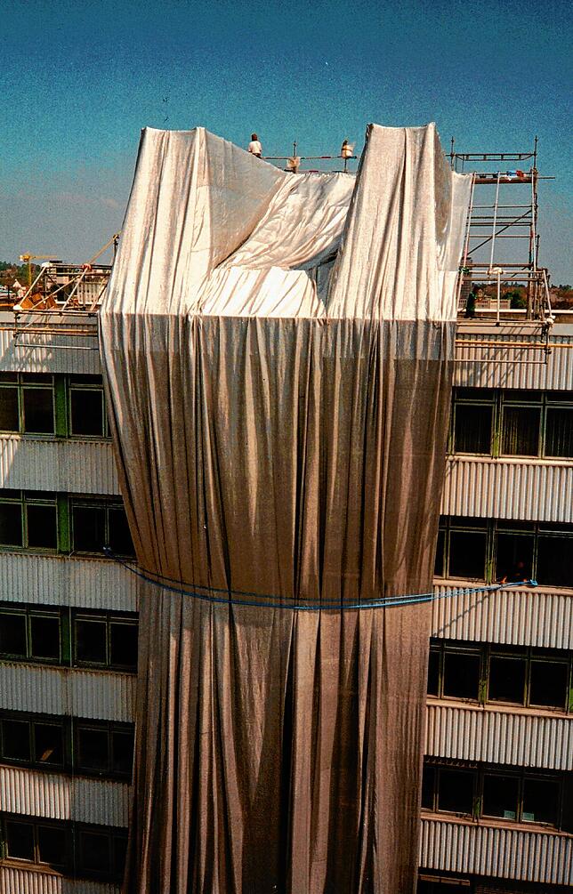 Auf dem Gebäude der Computergesellschaft Konstanz wurde 1994 der Stoff für den verhüllten Reichstag getestet.