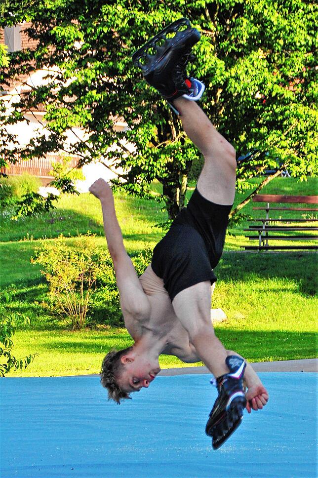 Tim Schwald macht das Rad auch ohne Hände. Herrischrieder kennen Tim auch von seinen Trainingseinheiten am Le Castellet Platz, wo er ...