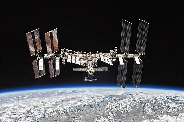 Das Bild zeigt die Internationale Raumstation ISS in rund 400 Kilometern, Seit mehr als 20 Jahren ist sie ein Außenposten der Menschheit ...