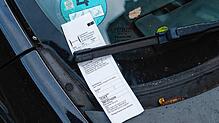 Falschparker kann man ein Knöllchen einbrocken, wenn man ihr Auto fotografiert und die Polizei informiert. Doch es kann auch ganz anders ...