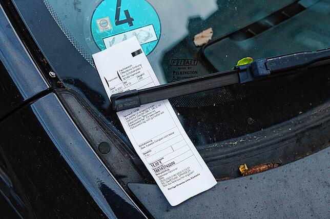 Falschparker kann man ein Knöllchen einbrocken, wenn man ihr Auto fotografiert und die Polizei informiert. Doch es kann auch ganz anders ...
