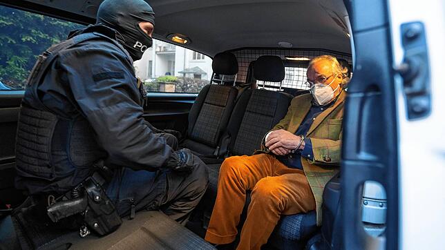 Er sollte in den grotesken Plänen das neue Staatsoberhaupt weden: Heinrich XIII Prinz Reuß in einem Polizeifahrzeug.