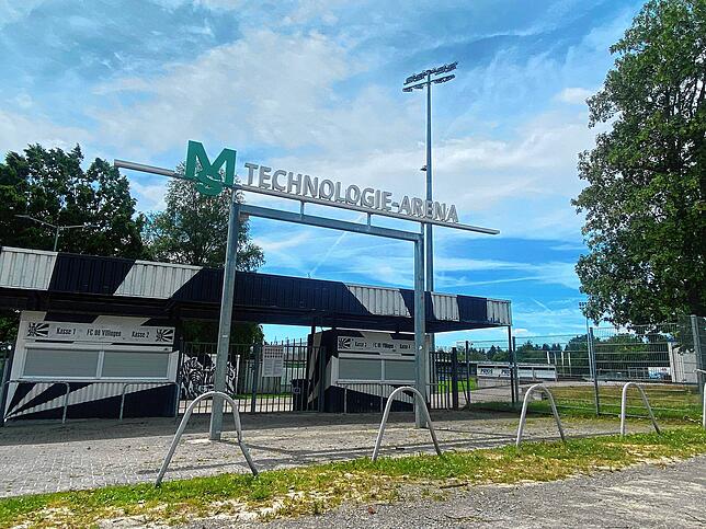 Der Eingang ins Stadion. Hier sollen Sichtblenden montiert werden, damit keiner auf das Spielfeld schauen kann.