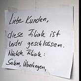 Zettel an der Tür zur geschlossenen Postfiliale in Owingen.