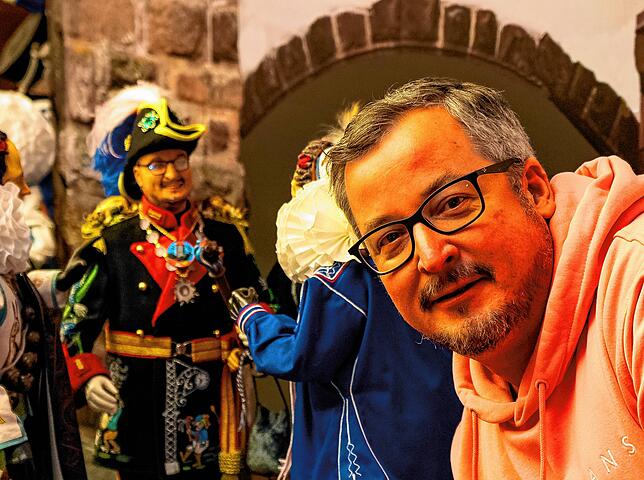 Dominik Schaaf vor seinem kleinen Doppelgänger von Ingeborg Jaag, die ihn als Generalfeldmarschall der Katzenmusik zeigt.