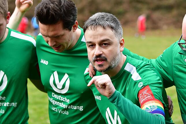 Anfeuerung: Kapitän Thomas Wasmer versucht, die Akteure des SV Inzlingen für die Verlängerung zu pushen – vergeblich.