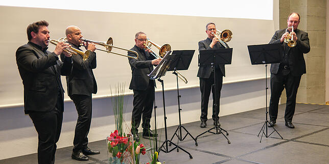 Ein schöner Rahmen: Das Bläserensemble der Bodensee Philharmonie steuert zur Preisverleihung wunderbare Musik bei.