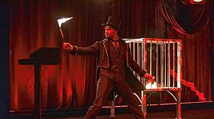 Der Magier Mathias Funke zeigt einen seiner Zaubertricks. Foto: Magic for Hope