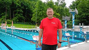 Viel Arbeit steckt dahinter, bis das Freibad morgens seine Tore für Besucher öffnet. Axel Hirsch gibt einen Einblick hinter die Kulissen.