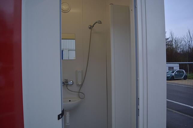 Wer hier Duschen möchte, muss sich schlank machen – und sollte ein wasserfestes Behältnis mitbringen, wenn die Wechselkleidung trocken ...