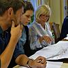 Die Ortschaftsräte Alexander Bock, Sophie Grieshaber und Gisela Kanitz (von links) grübeln über die vorgelegte Planung. Bild: Rainer ...