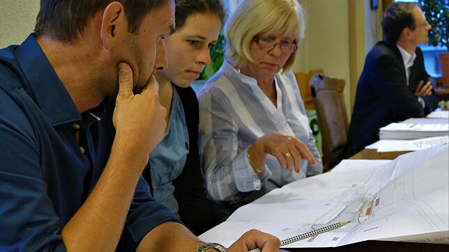 Die Ortschaftsräte Alexander Bock, Sophie Grieshaber und Gisela Kanitz (von links) grübeln über die vorgelegte Planung. Bild: Rainer ...