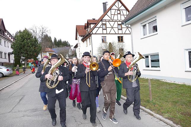 Die närrische Grüninger Zunftkapelle ist den gesamten Morgen in Aktion.