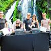 Oliver Czapek präsentiert die DJs Anina Owly, Thomas Klipps, Roselle und Nino Locksen vor der imposanten Kulisse des Triberger Wasserfalls.