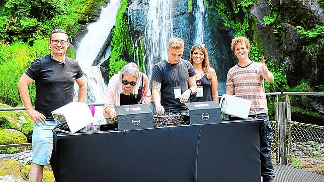 Oliver Czapek präsentiert die DJs Anina Owly, Thomas Klipps, Roselle und Nino Locksen vor der imposanten Kulisse des Triberger Wasserfalls.