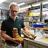 Schön und zweckmäßig: Thomas Werne zeigt einen modischen orthopädischen Maßschuh, der zurzeit in der Werkstatt von Werne ...