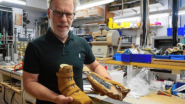 Schön und zweckmäßig: Thomas Werne zeigt einen modischen orthopädischen Maßschuh, der zurzeit in der Werkstatt von Werne ...