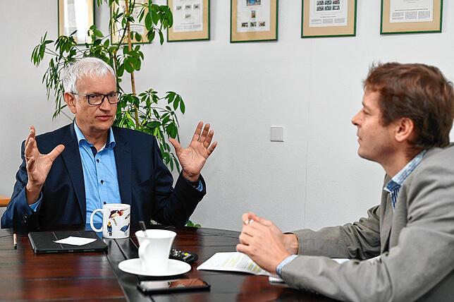 Jürgen Resch (links) und SÜDKURIER-Redakteur Walther Rosenberger im Gespräch.