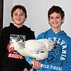 Joel Marquardt (von links), Schneewittchen und Jesse Toggweiler haben bei Jugend forscht im Bereich Biologie einen ersten Preis geholt.