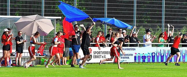 Aus, das Spiel ist aus: Mit dem Abpfiff von Lukas Fleig stürmten Fans und Spielerinnen auf den Platz, um den Verbandsliga-Aufstieg des ...