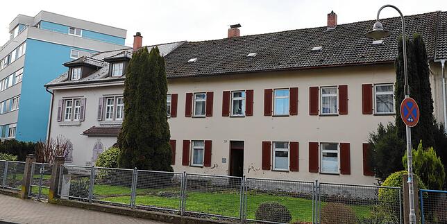 In diesem Haus rechts lebt Familie K. aktuell. Es gehört ihrem Vermieter und soll abgerissen werden. Links daneben befindet sich das ...