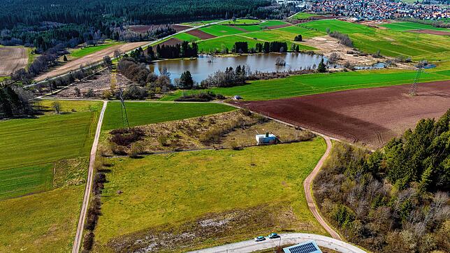 Das Feld in der Bildmitte mit dem kleinen, einzelnen Häuschen ist der ehemalige Verbrennungsplatz Biswurm. Dort dürfte die B523 künftig ...