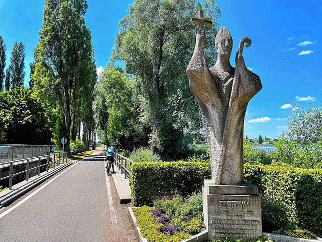 Der Heilige Pirmin, der Gründer des Kloster Reichenau 724 und Schutzpatron der Insel Reichenau, begrüßt alle Besucher, die auf die Insel ...