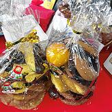 Aus der Backstube von Ella Hornstein: Weihnachtsplätzchen und Obst.