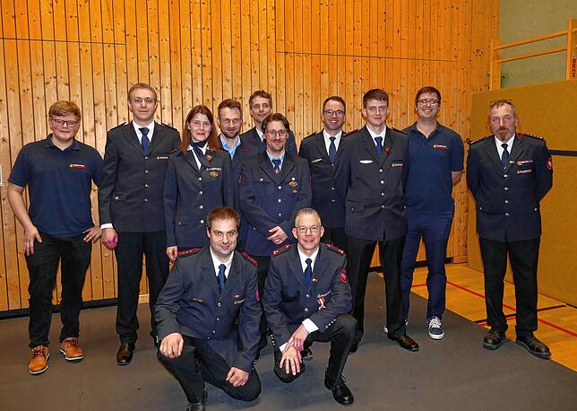 Sie durften sich über Beförderungen freuen: (vorne von links) Simon Fröhlich, Holger Severit, (hinten von links) Niclas Gulde, Markus ...
