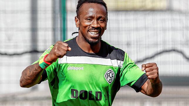 Freude bei Hermann Patrice Takuete und dem FC Furtwangen, der die SG Dauchingen/Weilersbach mit 3:2 besiegte.
