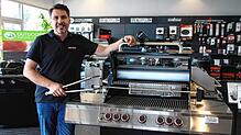Thomas Sabo ist Geschäftsführer eines Fachgeschäfts für Grillgeräte in Singen. Er weiß, worauf es bei der Wahl eines Grills ankommt.