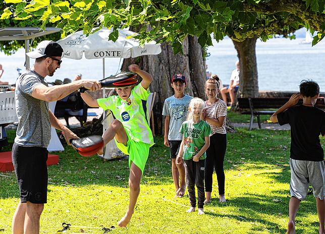 Mit voller Konzentration übt Oscar (10) aus Hagnau beim Taekwondo-Schnuppertraining einen Sprungkick, angeleitet von Trainer Niklas ...