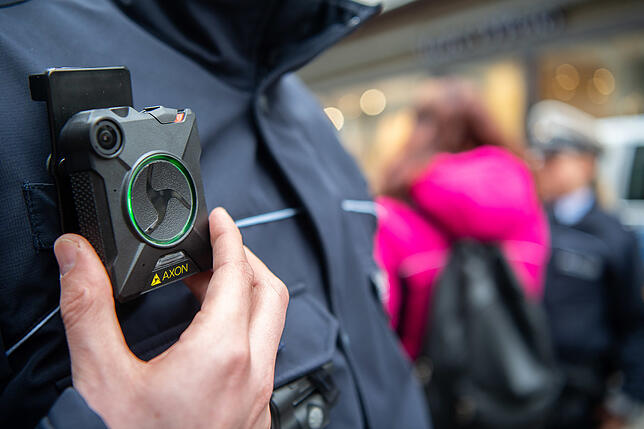 Ein Polizist trägt eine Bodycam. Schulterkameras sollen Die Beamten vor Angriffen und Beleidigungen schützen. Bild: dpa