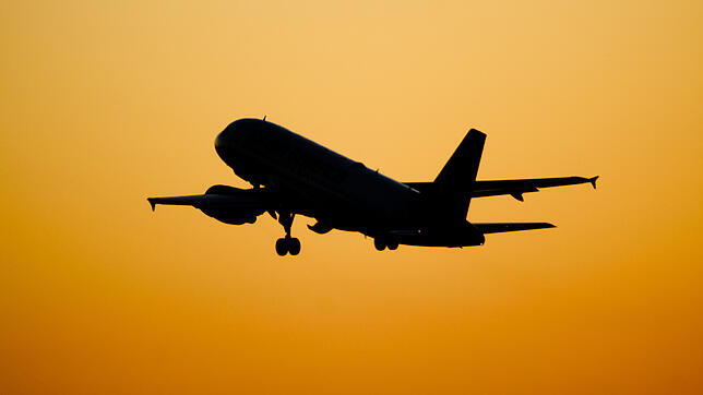 Ein Flugzeug beim Start im Morgenlicht. Können Urlauber von gebuchten Reisen in den nahen Osten zurücktreten?